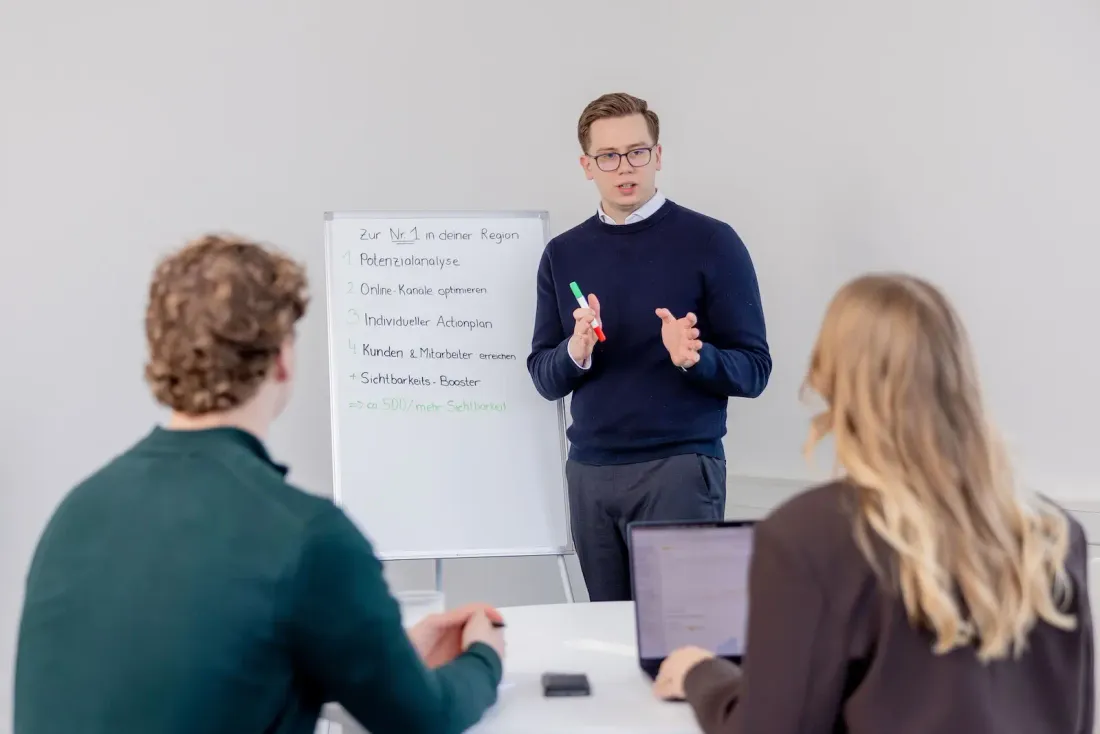 Noah Berg erklärt am Whiteboard den Weg zur Nr. 1 in der Region