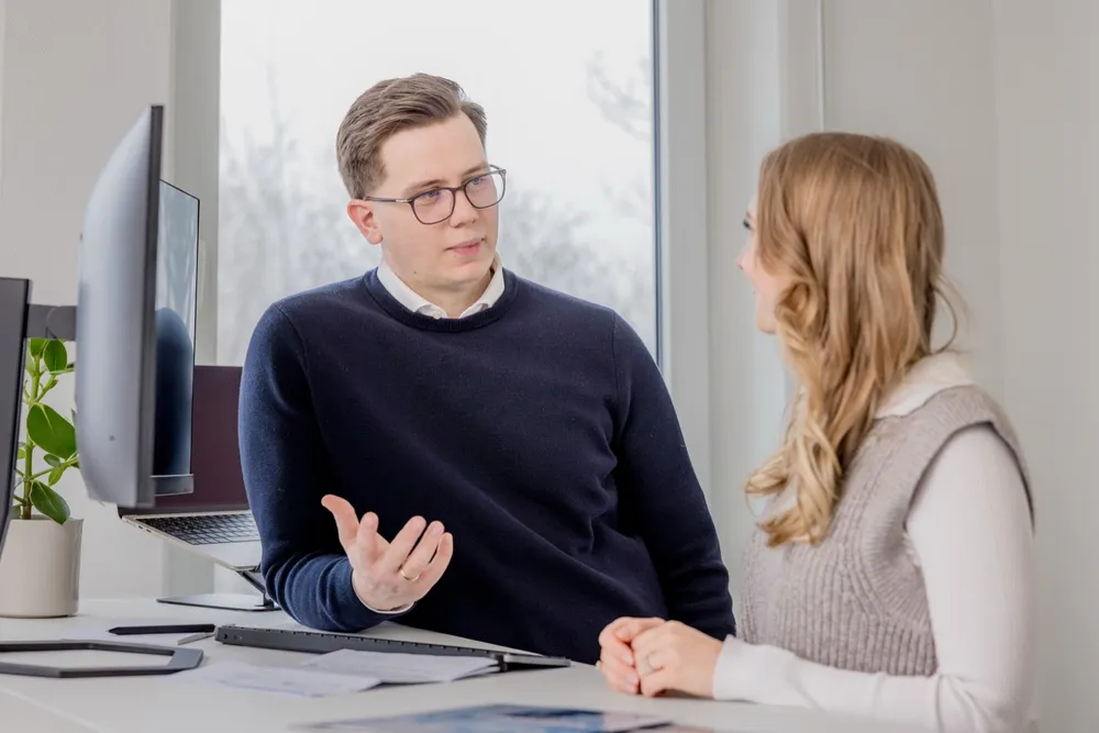 Gespräch im Büro von OM Berg über Content-Themen