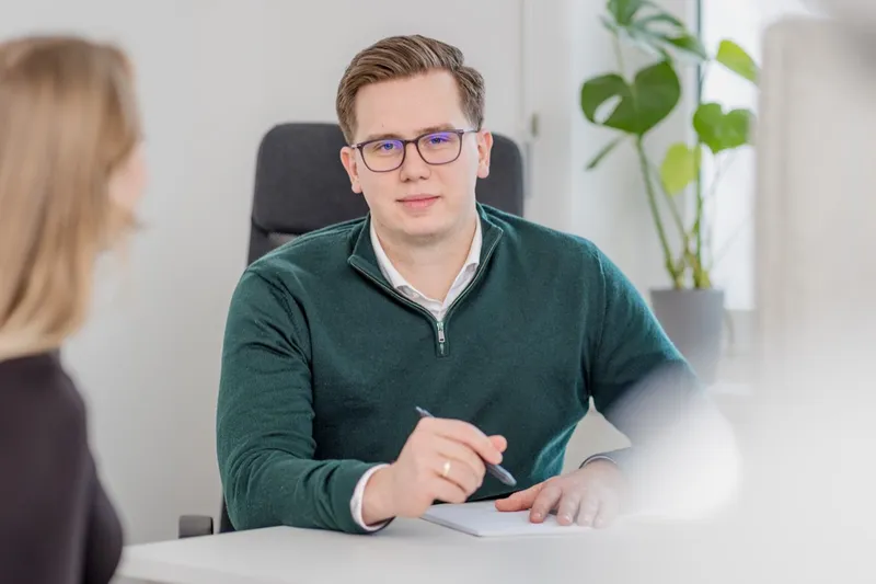 Noah Berg im Gespräch am Schreibtisch